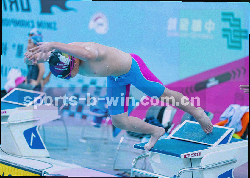 五张带标签的文件卡片沿斜线排列的抽象画面